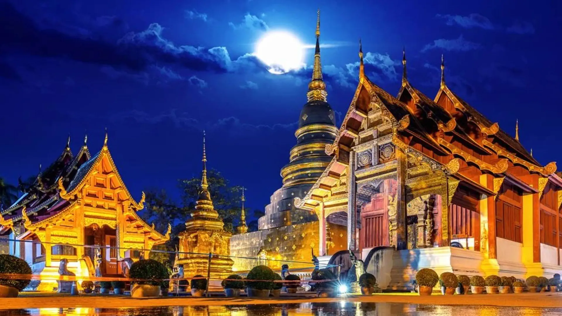 Świątynia Wat Phra Singh w Chiang Mai oświetlona nocą